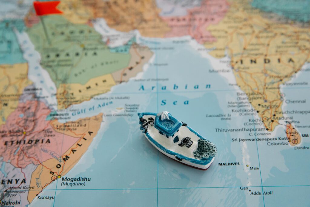 image représentant un bateau sur un globe 